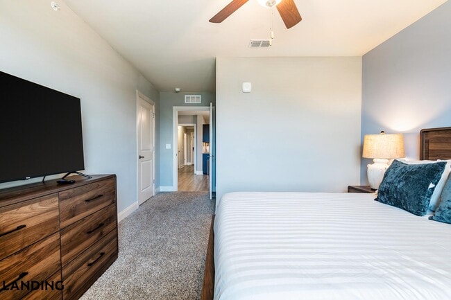 Building Photo - 305 Laredo Dr
