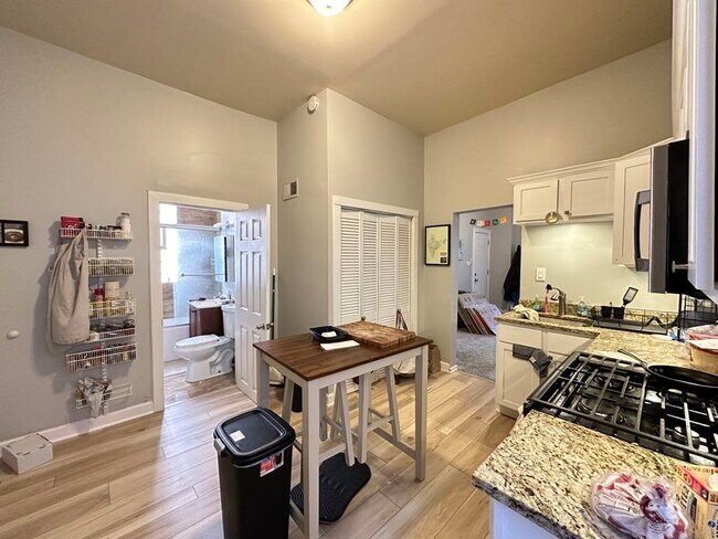 Foto del edificio - 1622 N Campbell Ave