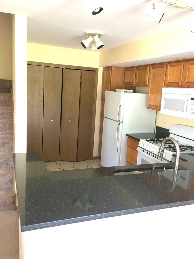Building Photo - 1680 Mansfield Ct