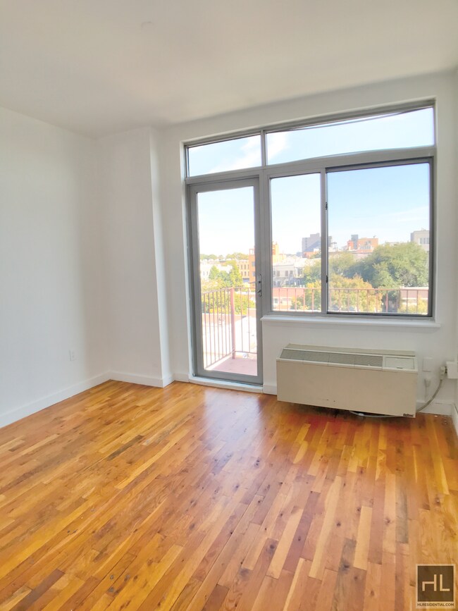 Foto del edificio - 3 Bed 2 Bath with Balcony!