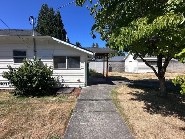Building Photo - Great Gresham home on corner lot, fully fe...