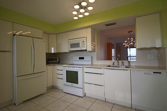 Foto del edificio - 7370 S Oriole Blvd
