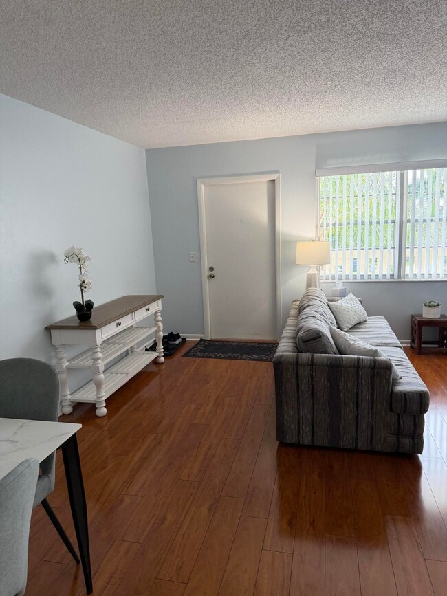 Foto del edificio - 3062 Ainslie Dr