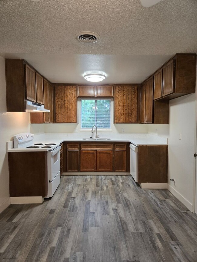 Building Photo - 545 Bluefield Ave