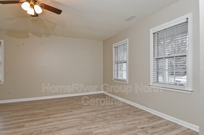 Foto del edificio - 4901 Carolwood Dr