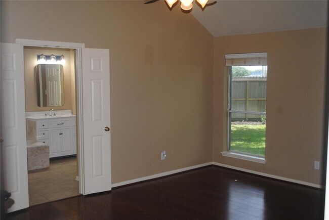 Foto del edificio - 4606 Russett Ln