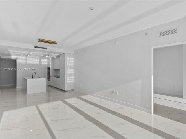 Foto del edificio - 700 NE 24th St