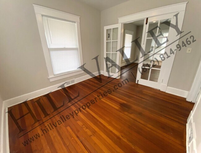 Building Photo - Three Bedroom South