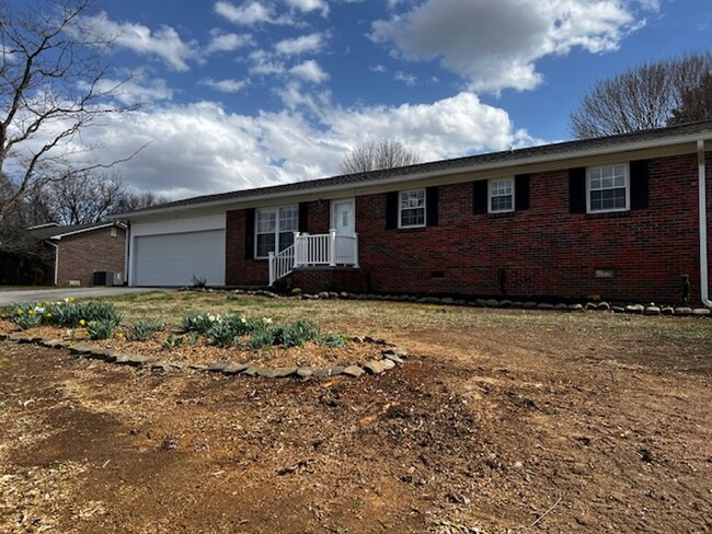 Building Photo - Maryville 37803 - 3 bedroom, 1.5 bath home...