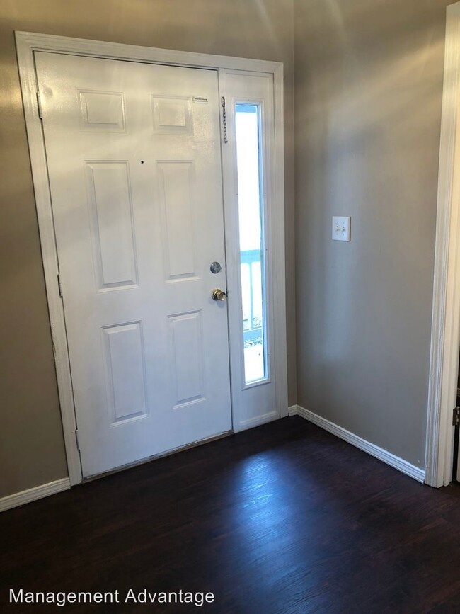 Building Photo - 3611-3613 Thornhill Cir E