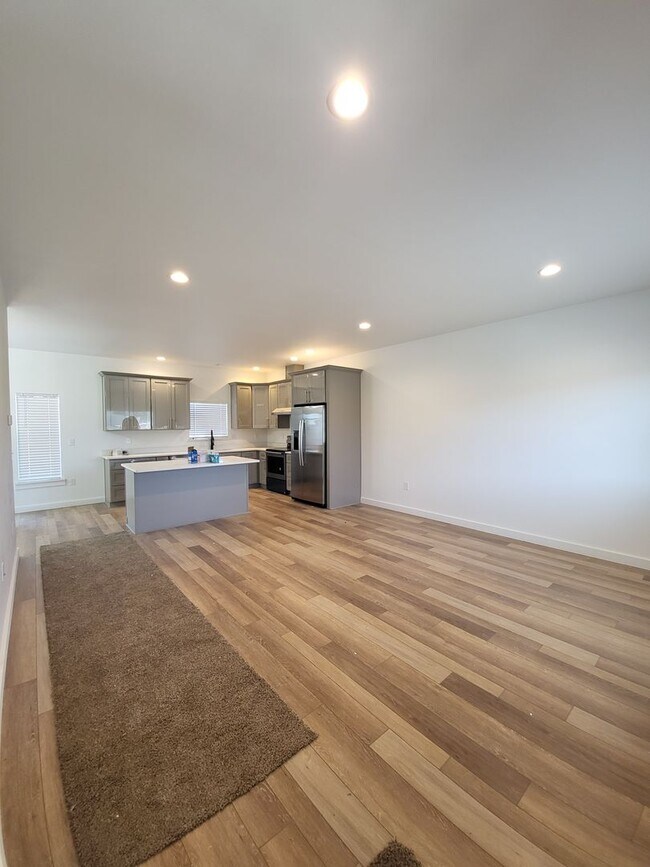 Building Photo - 683 Bryden Ave