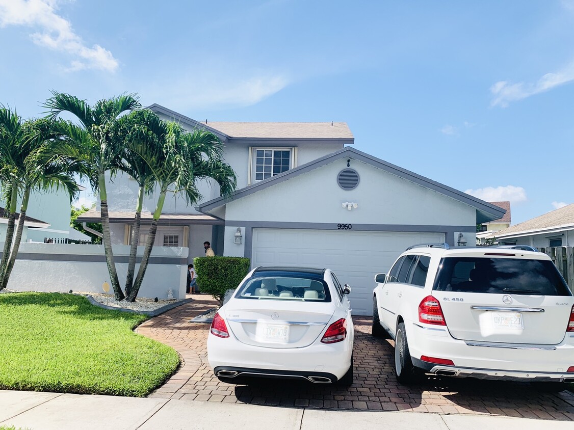 Foto principal - 9950 SW 12th St