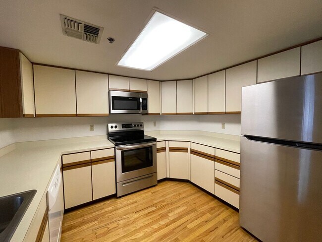 Foto del edificio - Lovely 1st-Floor Condo in the Heart of Che...