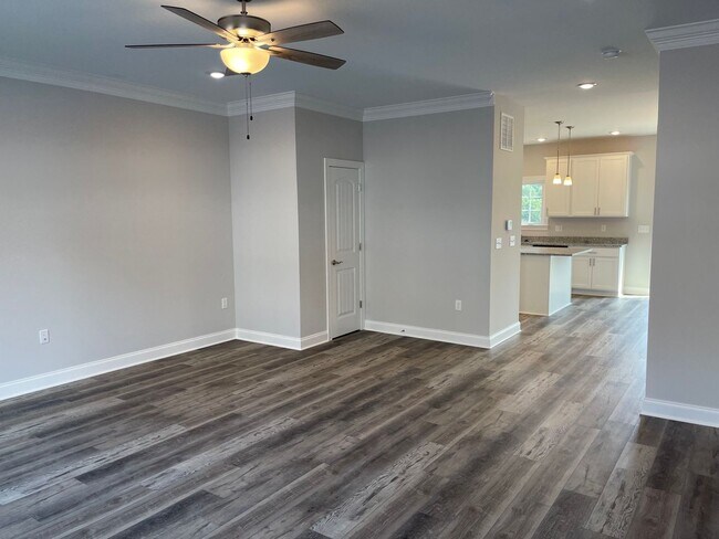 Building Photo - Like New Townhouse for Rent