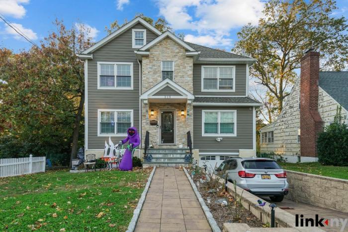 Primary Photo - 4 bedroom in EASTCHESTER NY 10709