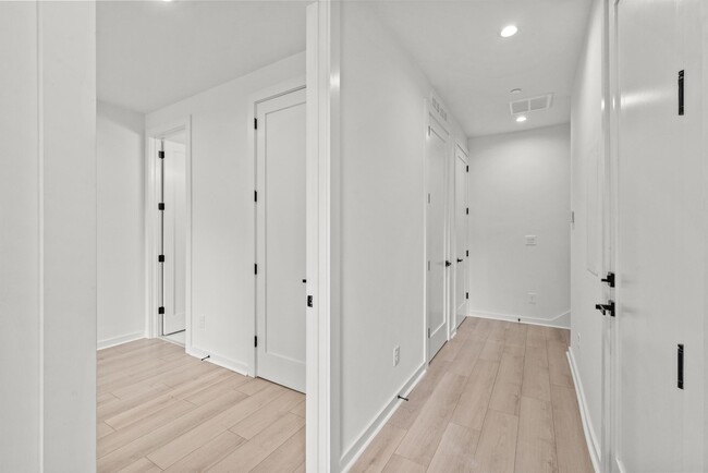 Foto del edificio - Move-in Ready Modern Townhome!!