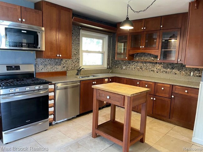 Foto del edificio - 5111 Elizabeth Lake Rd
