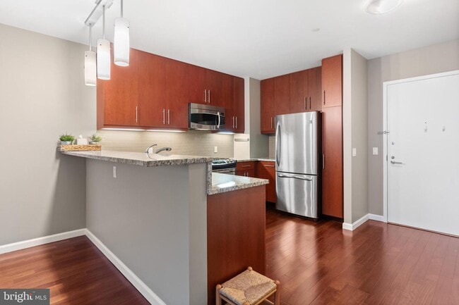 Building Photo - Elegant and Spacious One-Bedroom Condo in ...