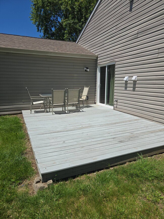 Foto del edificio - 235 Meadow Glen Dr
