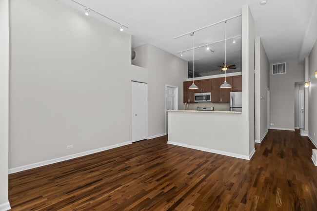 Building Photo - 1542 N Damen Ave