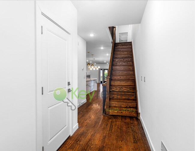 Building Photo - Modern 4-Bedroom, 4-Bath Home – Luxury Liv...