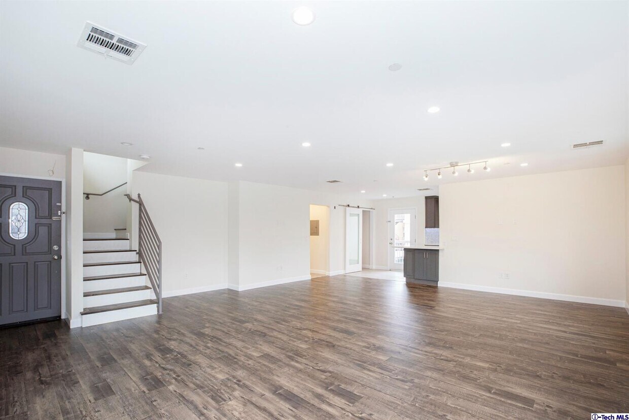 Primary Photo - 242 W Linden Ave