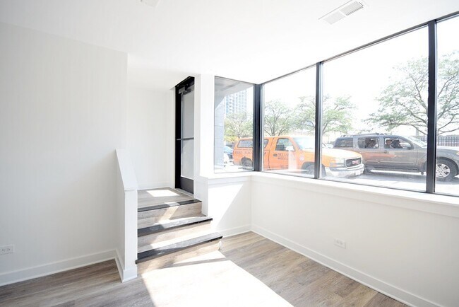 Building Photo - 946 W Montrose Ave
