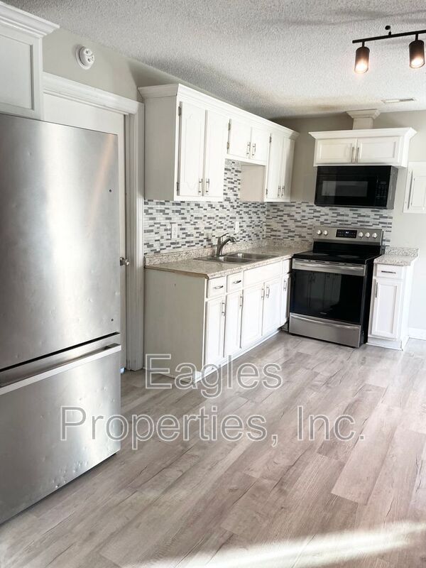 Building Photo - 108 Head St