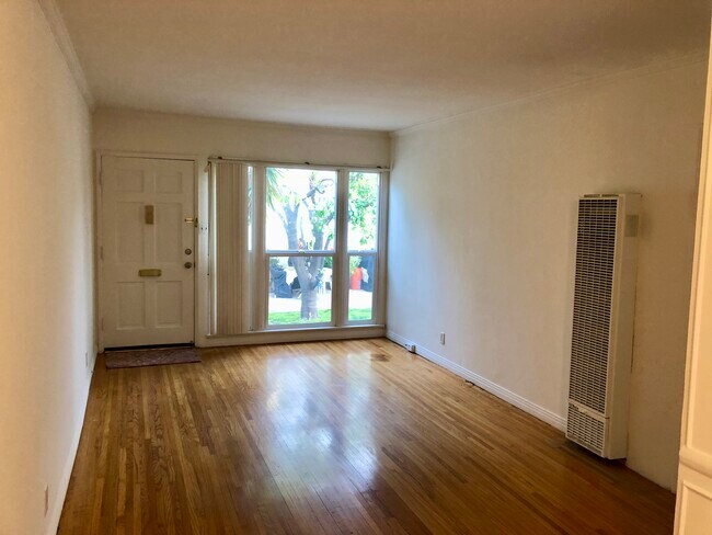 Entry and living room - 1607 W Victory Blvd