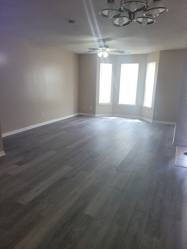 Foto del edificio - Four Bedroom Town Home Total Electric