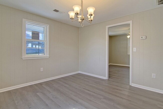 Building Photo - Modern Retreat Minutes from Downtown Charleston