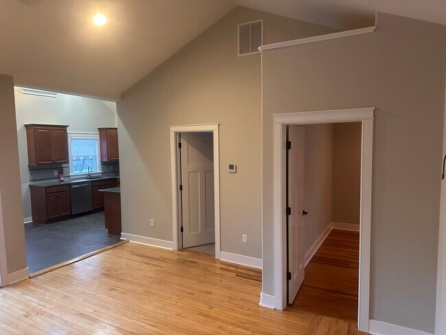 Foto del edificio - 135 Maple Ave