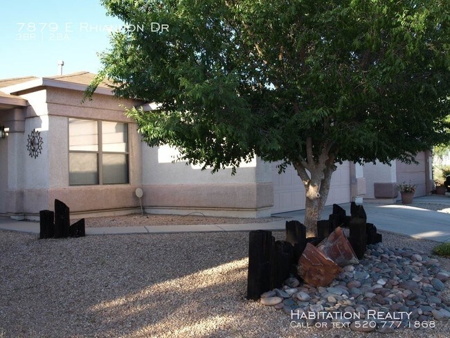 Foto del edificio - 3 Bedroom Home in Pantano Heights w/ Pool