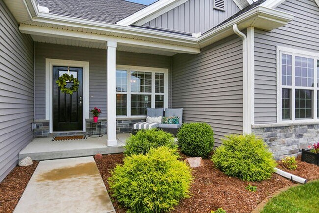 Building Photo - 4 Bedroom Ranch in SW Champaign - Availabl...