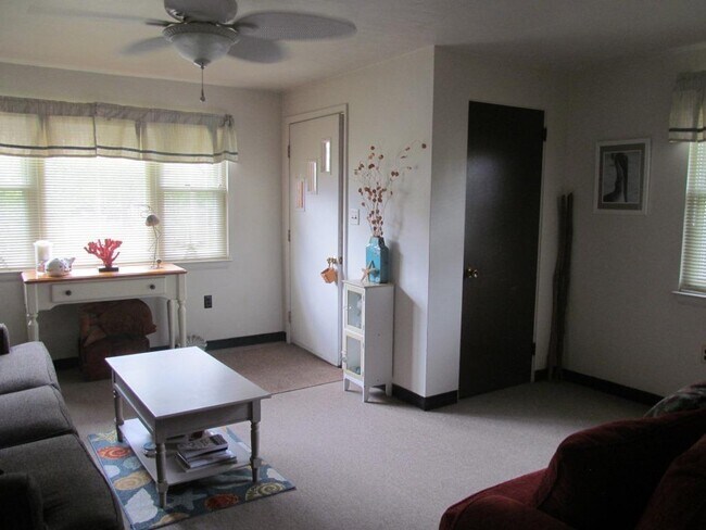 Foto del edificio - 632 Maclay Ave