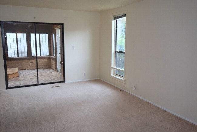Foto del edificio - 2 Master Suites, Private Backyard! Bonus Enclosed screen porch/patio! Call today!