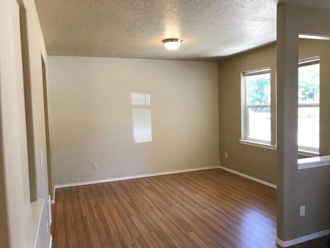 Foto del edificio - Spacious, newer 5 bed/2.5 bath home in gre...