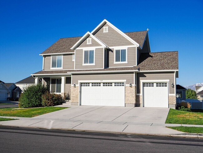 Building Photo - 4-bedroom, 2.5 bathroom Home