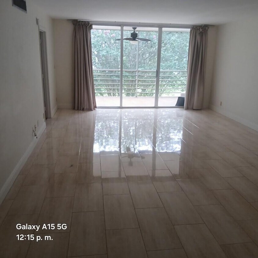 Foto del edificio - 800 W Cypress Dr