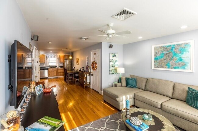 Foto del edificio - 547 E 3rd St