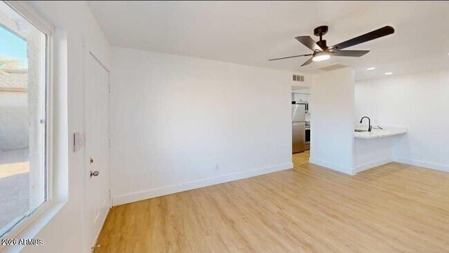 Foto del edificio - 2739 E Tamarisk Ave