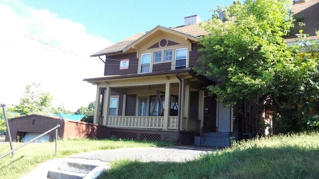 Photo - 1918 E Fayette St Apartments