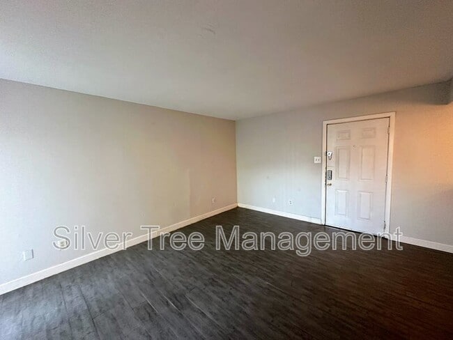 Building Photo - 4820 Wellesley Ave