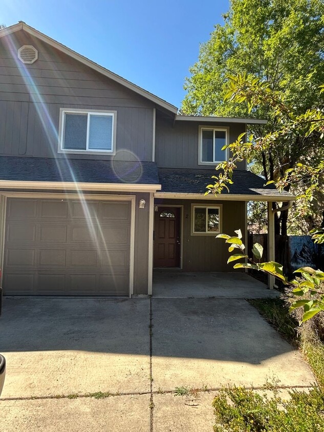 Foto principal - 521 NE Burnside Ave