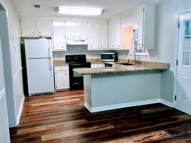 Kitchen - 270 Hillcrest Rd