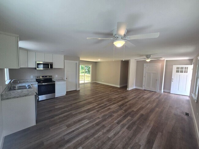 Foto del edificio - NEWLY REMODELED 3 BEDROOM IN PRINCE GEORGE