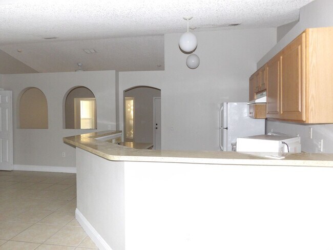 Building Photo - 4 Bedroom 2 Bath  Ready NOW