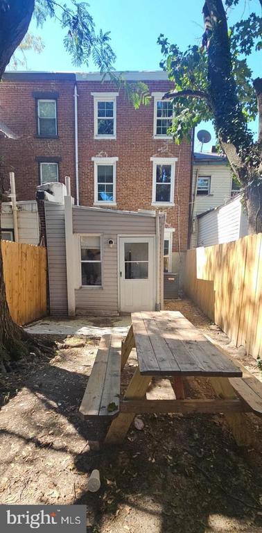 Foto del edificio - 1029 Lancaster Ave
