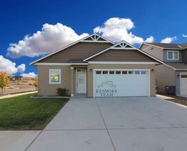 Building Photo - 2335 Bellaview Ave