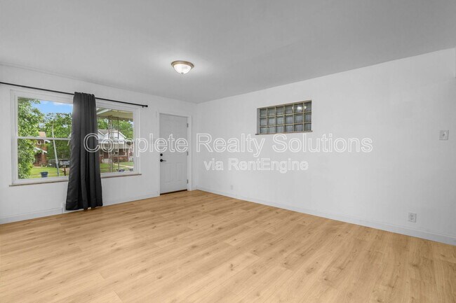 Building Photo - 6127 Lucille Ave